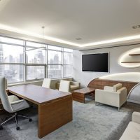 主编陈叙在暖光书桌前审阅豆包ai在线使用的内容稿件,旁边放着标注笔与便签