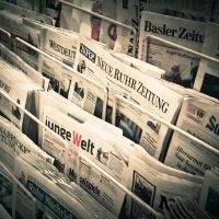 编辑周野在资料架前核对隐私设置与版权投诉流程的公开说明文件